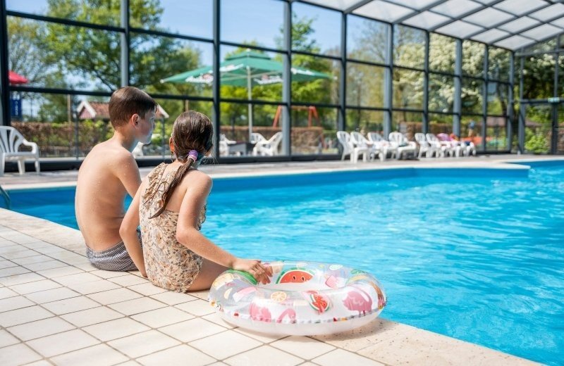 Zwembad met overkapping